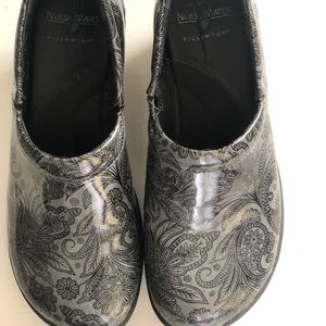 Nurse Mates pillow top shoes ( like new )